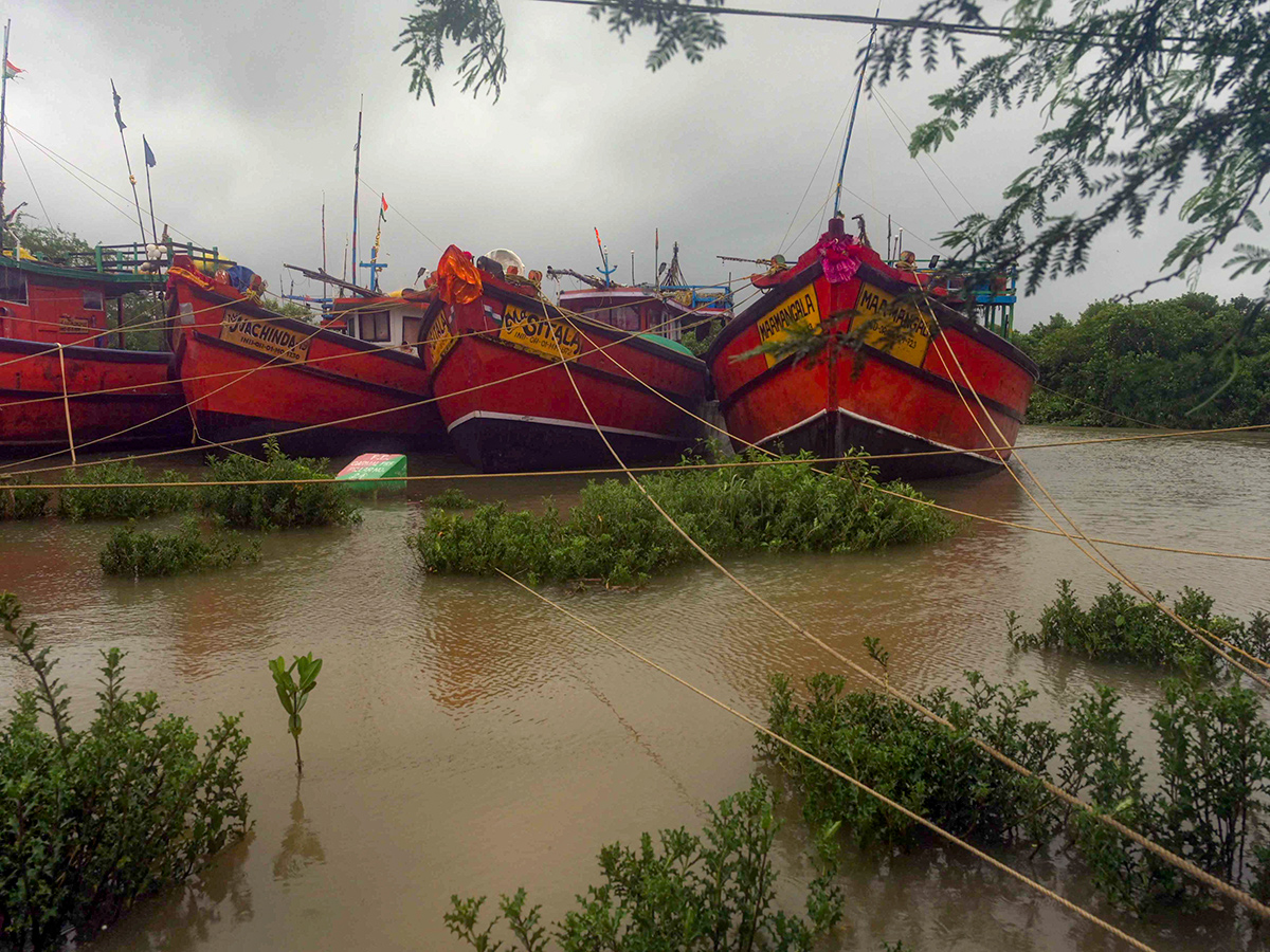 Cyclone Dana landfall Kolkata and Odisha Photos5