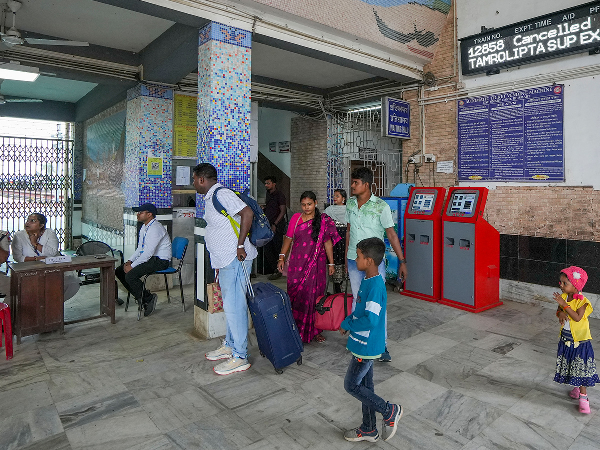 Cyclone Dana landfall Kolkata and Odisha Photos47