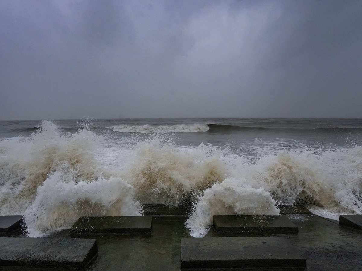 Cyclone Dana landfall Kolkata and Odisha Photos7