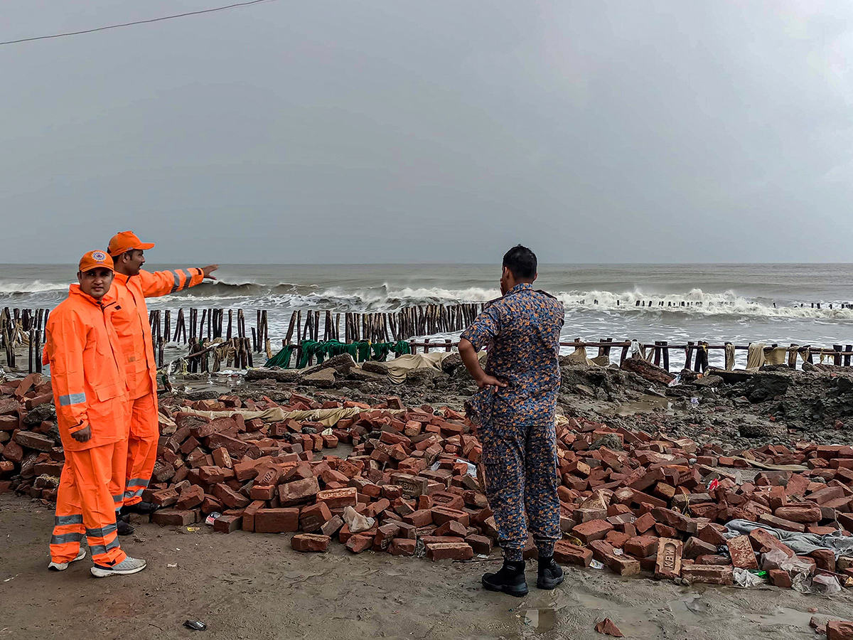 Cyclone Dana landfall Kolkata and Odisha Photos8