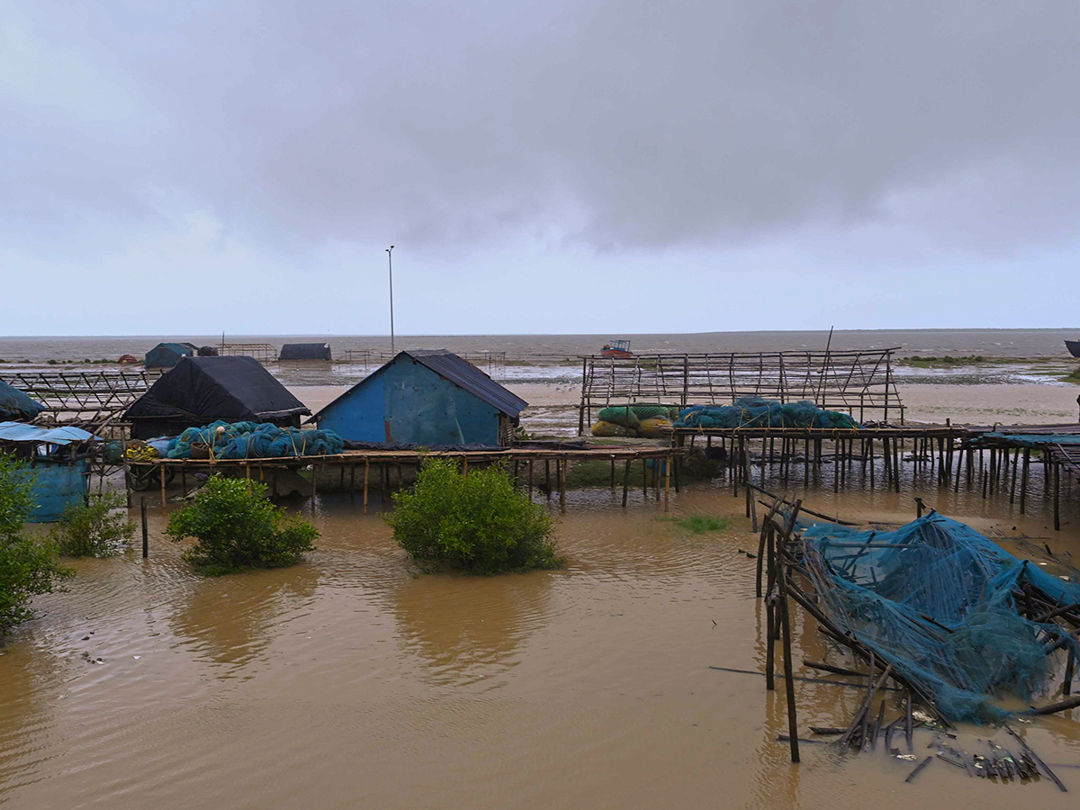 Cyclone Dana landfall Kolkata and Odisha Photos9