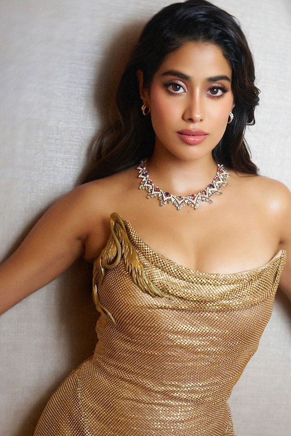 Janhvi Kapoor shines in aqua blue shimmer saree with necklace13