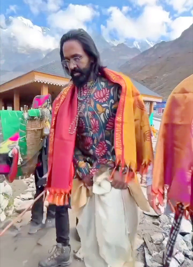 Manchu Vishnu and Manchu Mohan Babu Visuals at Kedarnath18