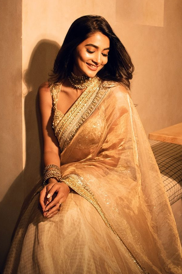 Pooja Hegde Stuns In Shimmery Golden Saree, Pics Goes Viral2