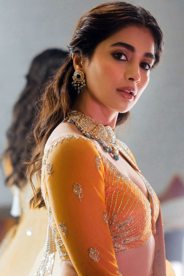 Pooja Hegde Stuns In Shimmery Golden Saree, Pics Goes Viral14