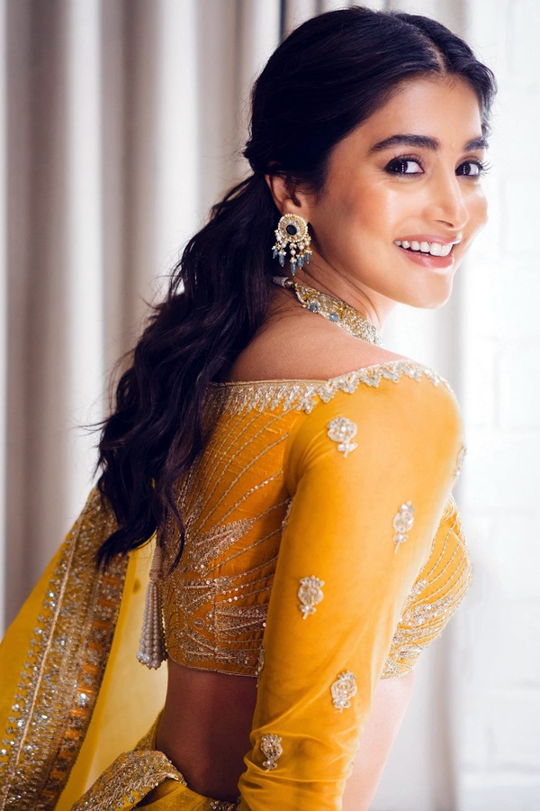 Pooja Hegde Stuns In Shimmery Golden Saree, Pics Goes Viral16