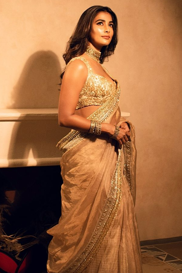 Pooja Hegde Stuns In Shimmery Golden Saree, Pics Goes Viral6