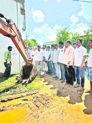 ప్రభుత్వ కార్యక్రమాల్లో ఎమ్మెల్యేల తనయుల హడావుడి 1