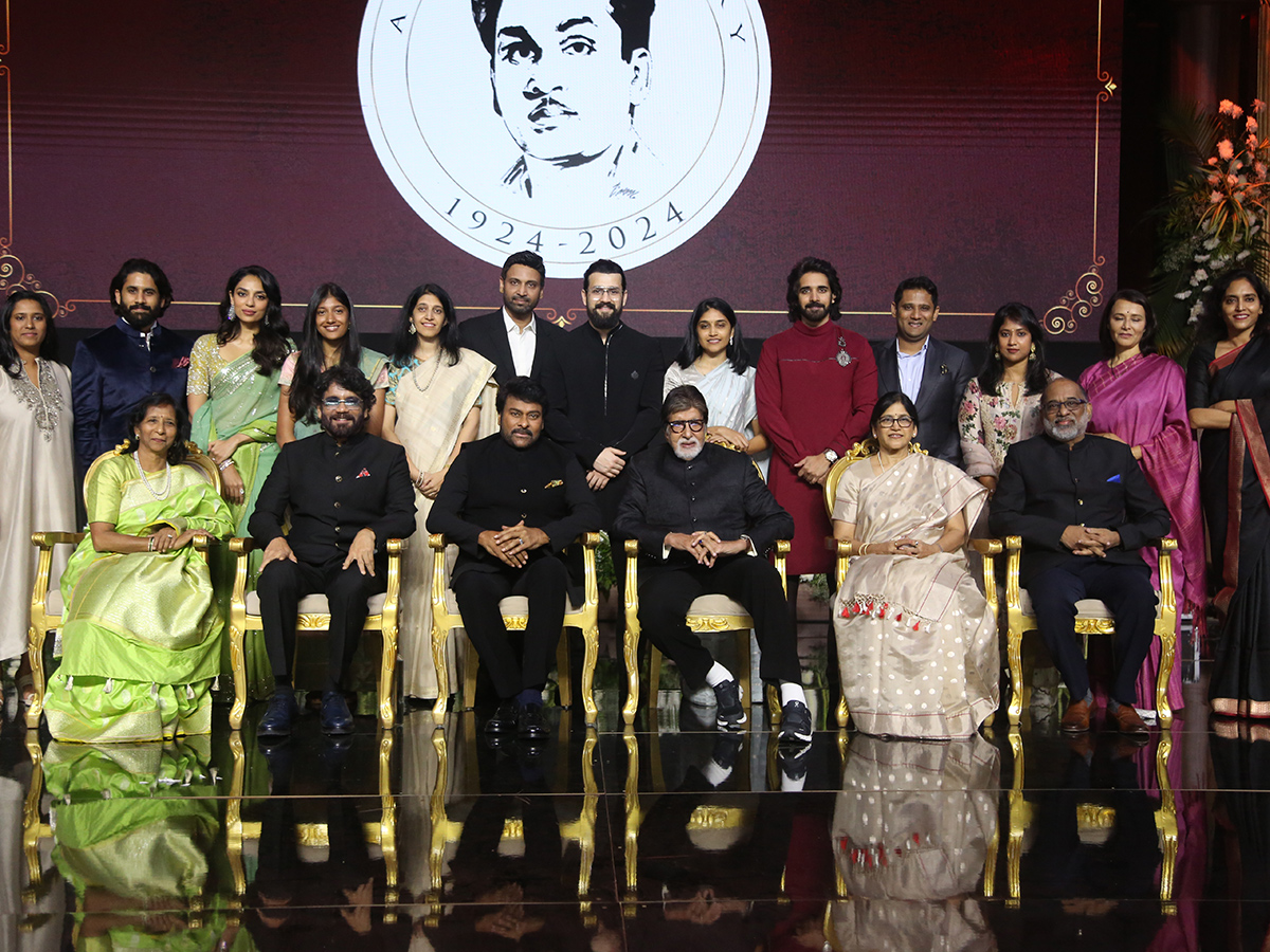 Amitabh Bachchan felicitated Chiranjeevi at ANR National Awards1