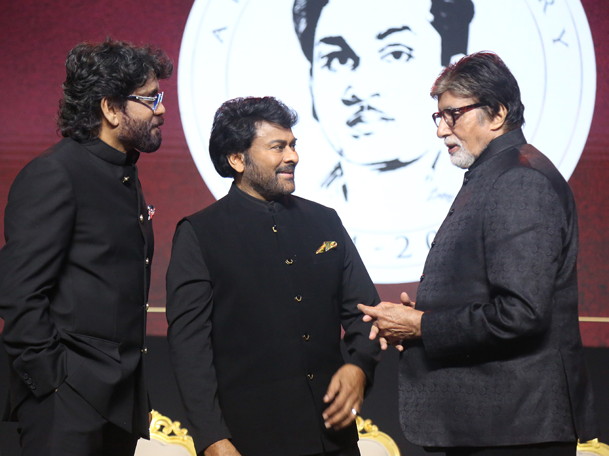 Amitabh Bachchan felicitated Chiranjeevi at ANR National Awards10