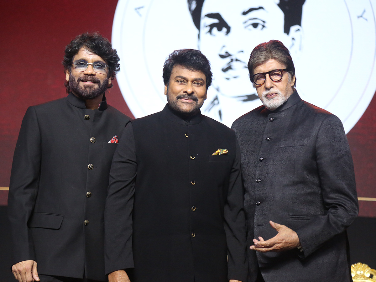 Amitabh Bachchan felicitated Chiranjeevi at ANR National Awards11