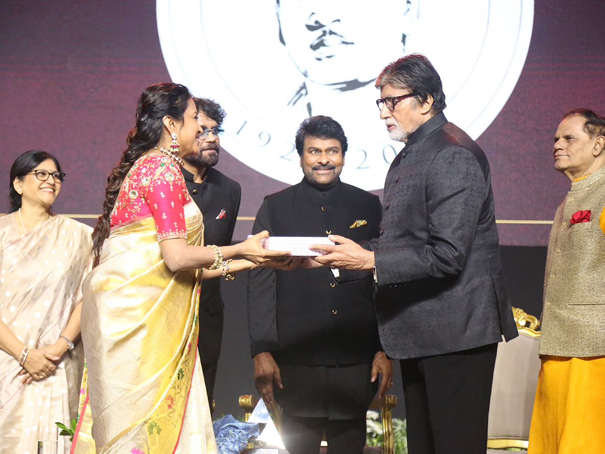 Amitabh Bachchan felicitated Chiranjeevi at ANR National Awards12