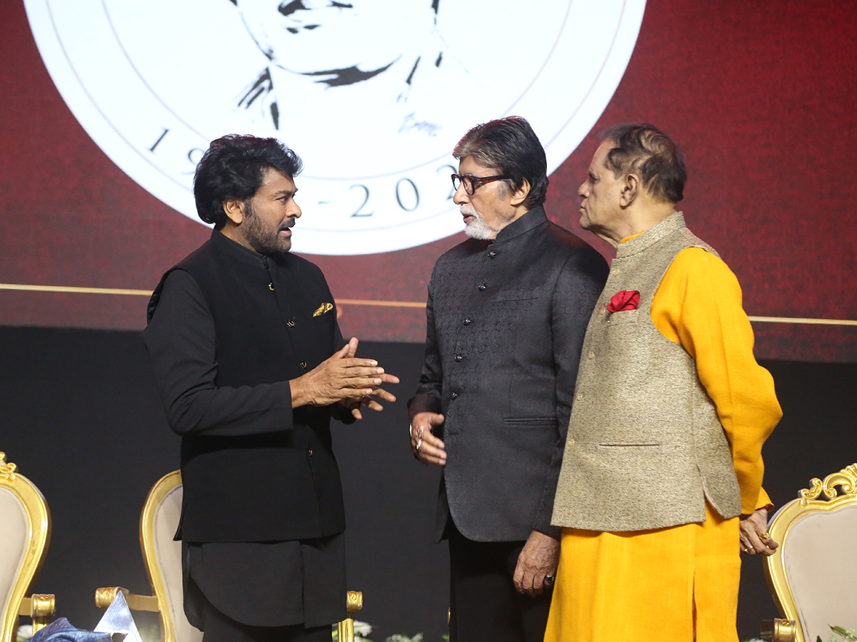 Amitabh Bachchan felicitated Chiranjeevi at ANR National Awards13