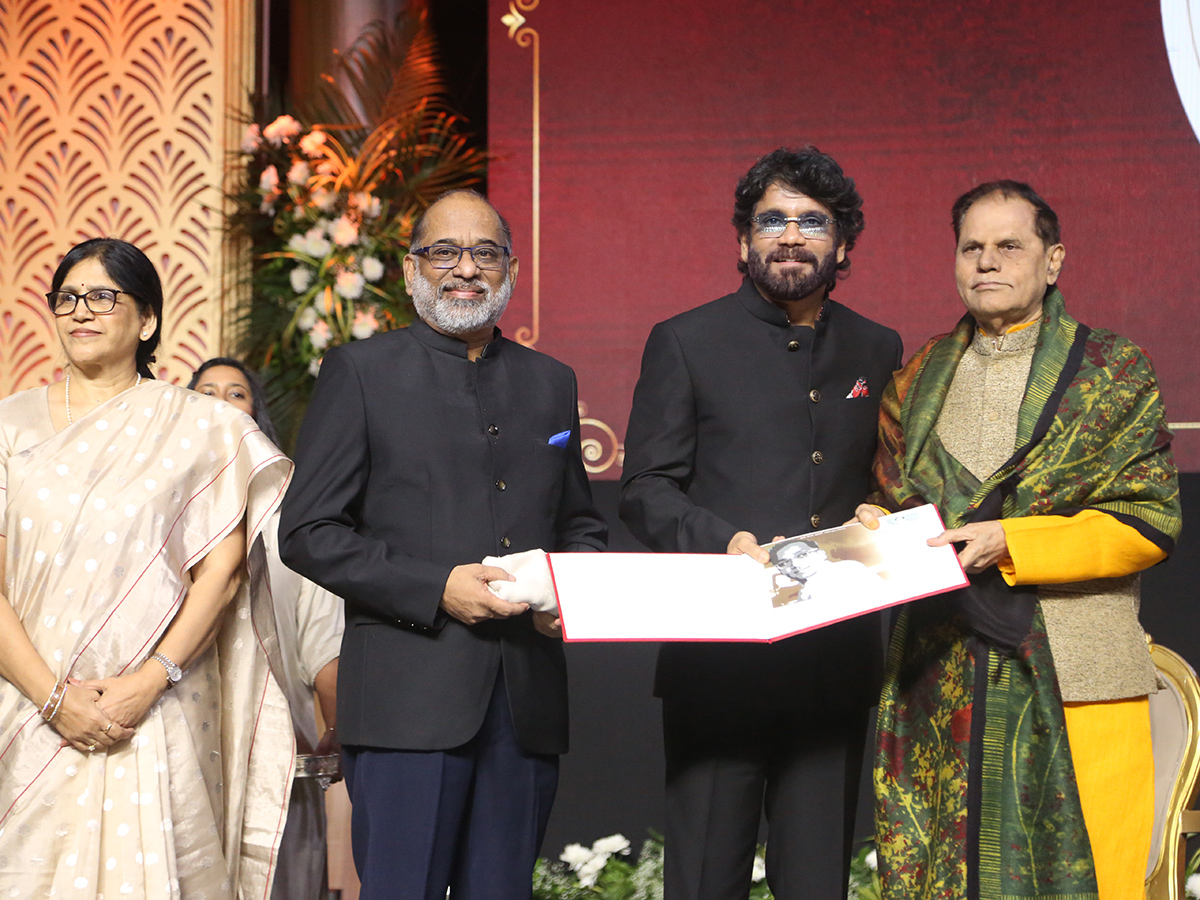 Amitabh Bachchan felicitated Chiranjeevi at ANR National Awards14