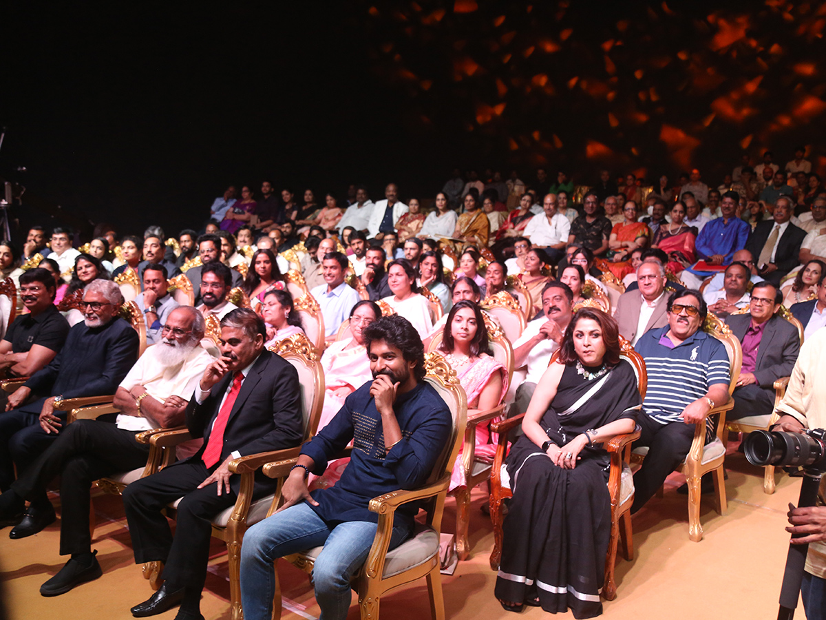 Amitabh Bachchan felicitated Chiranjeevi at ANR National Awards17