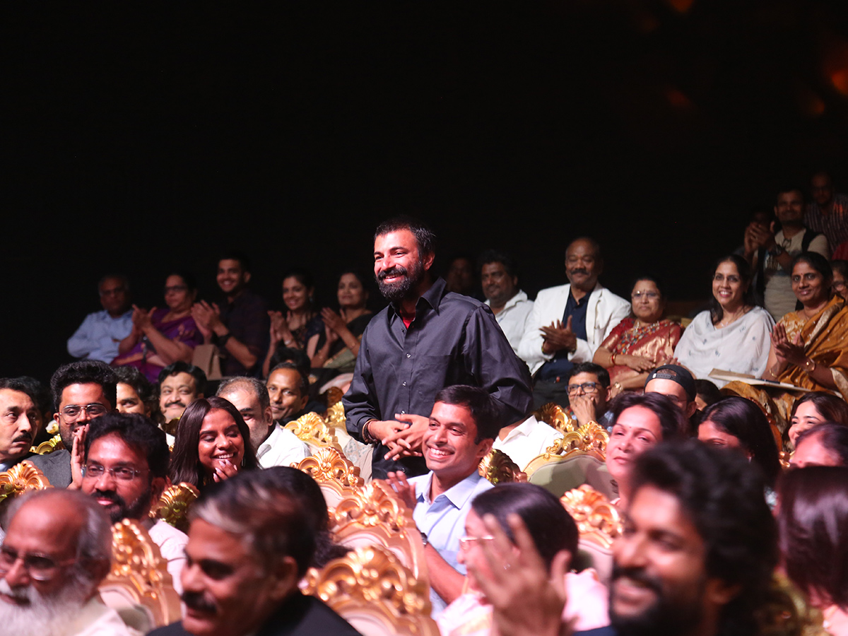 Amitabh Bachchan felicitated Chiranjeevi at ANR National Awards18