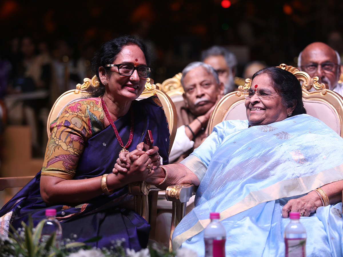 Amitabh Bachchan felicitated Chiranjeevi at ANR National Awards19