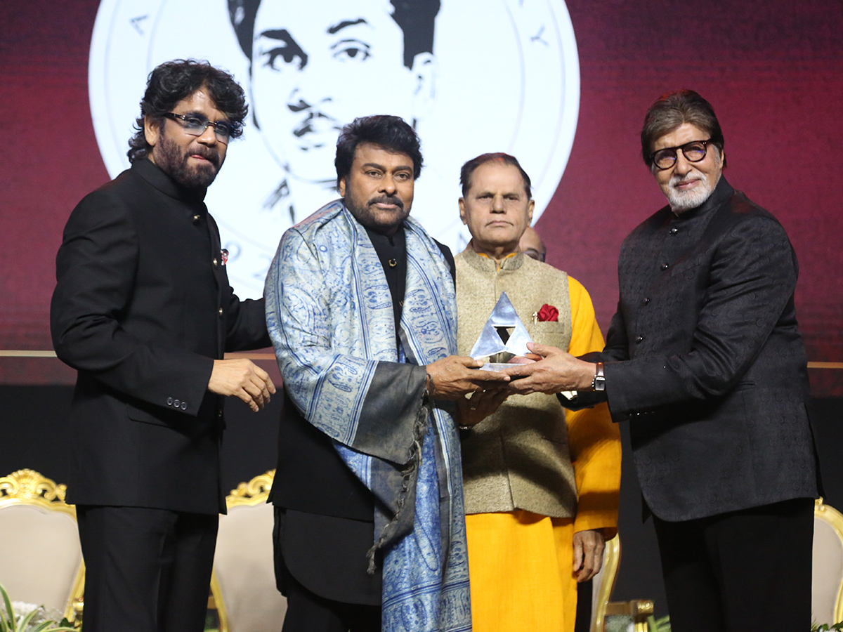 Amitabh Bachchan felicitated Chiranjeevi at ANR National Awards21