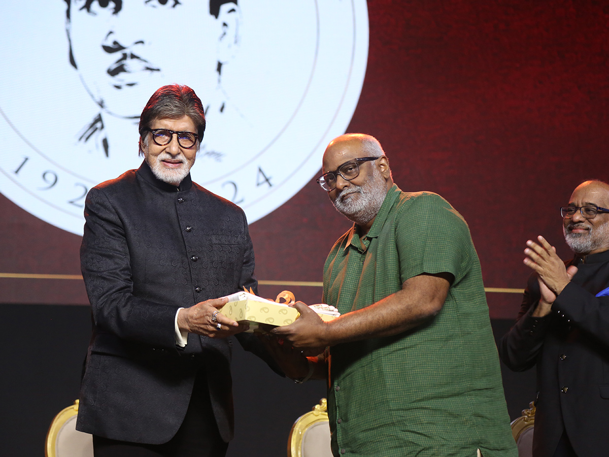 Amitabh Bachchan felicitated Chiranjeevi at ANR National Awards23