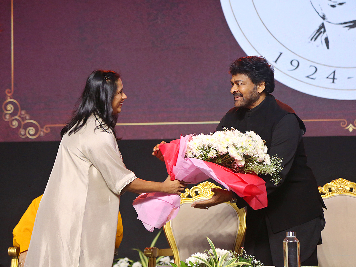 Amitabh Bachchan felicitated Chiranjeevi at ANR National Awards25