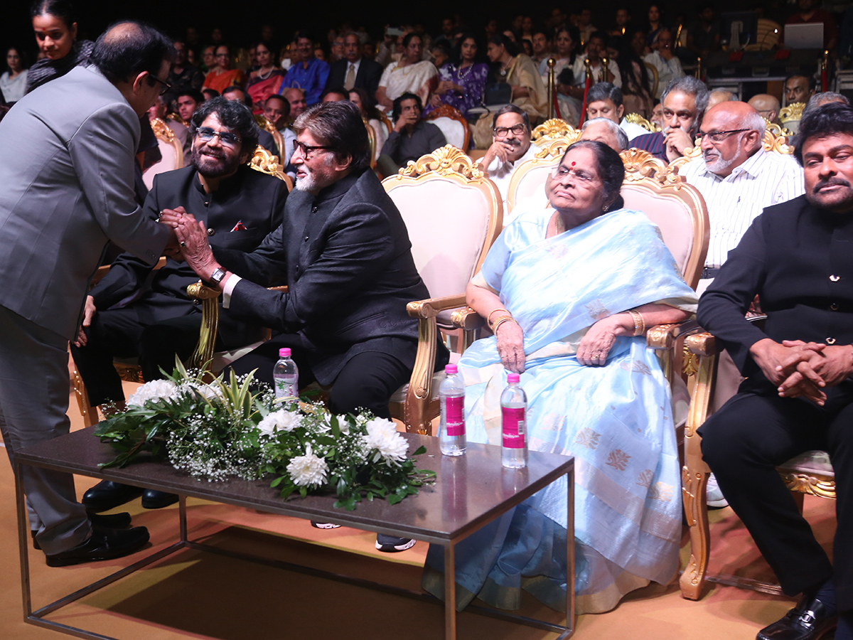 Amitabh Bachchan felicitated Chiranjeevi at ANR National Awards29