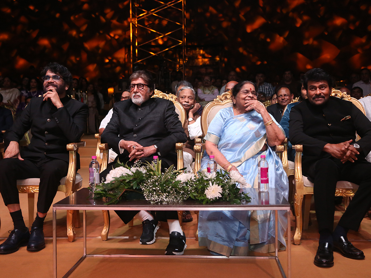 Amitabh Bachchan felicitated Chiranjeevi at ANR National Awards31