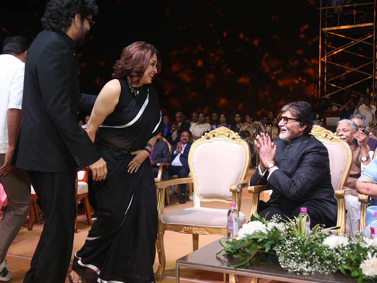 Amitabh Bachchan felicitated Chiranjeevi at ANR National Awards32