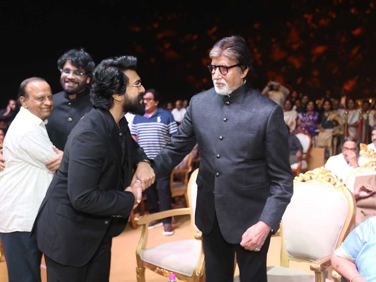 Amitabh Bachchan felicitated Chiranjeevi at ANR National Awards33