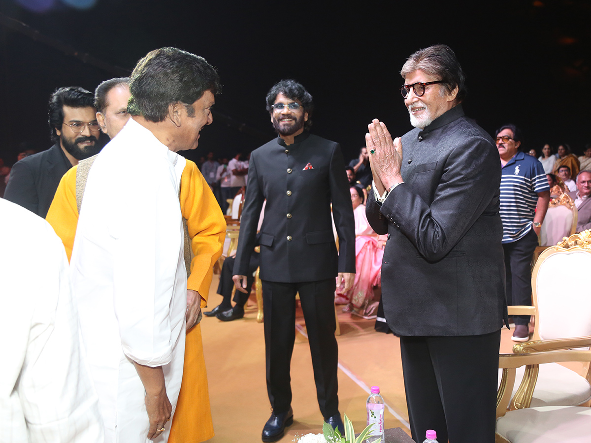 Amitabh Bachchan felicitated Chiranjeevi at ANR National Awards34