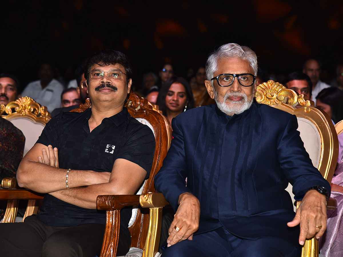 Amitabh Bachchan felicitated Chiranjeevi at ANR National Awards40