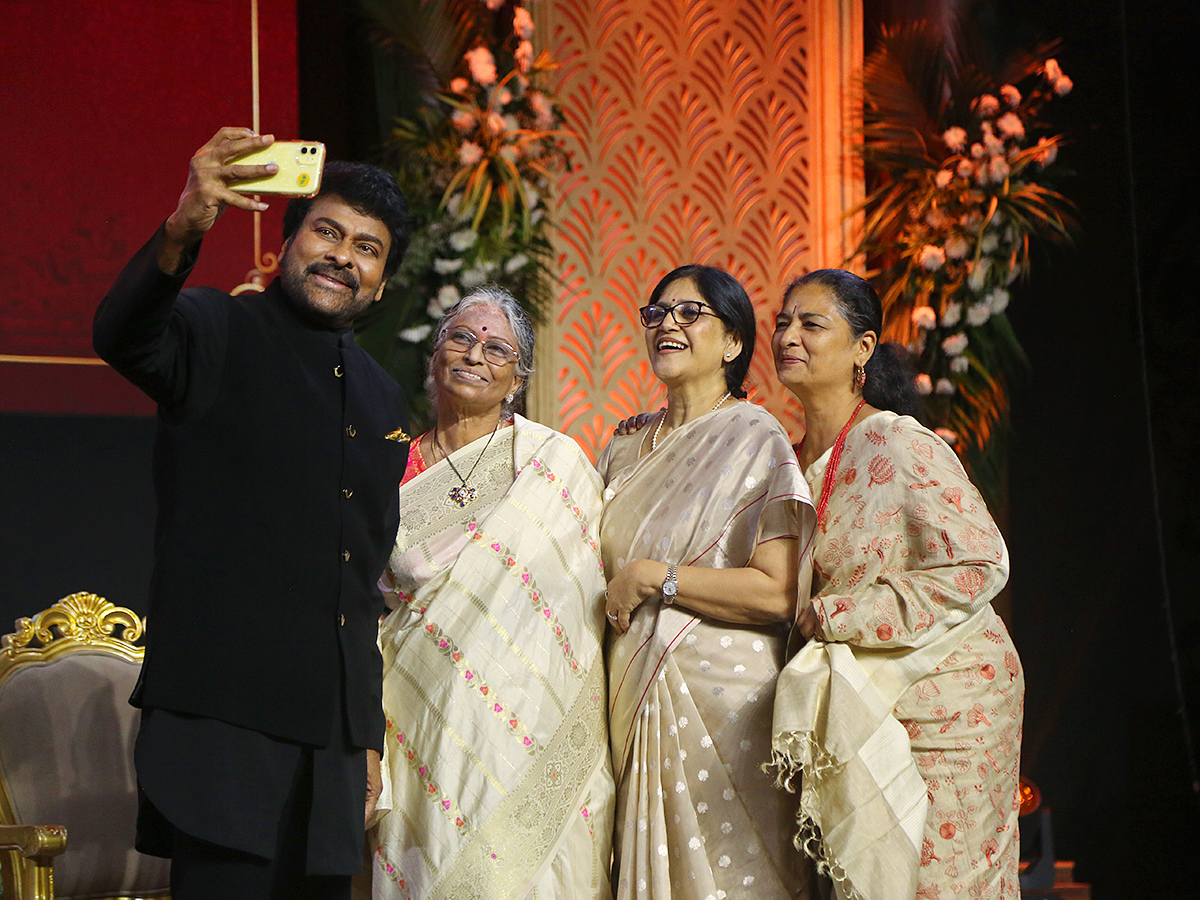 Amitabh Bachchan felicitated Chiranjeevi at ANR National Awards5