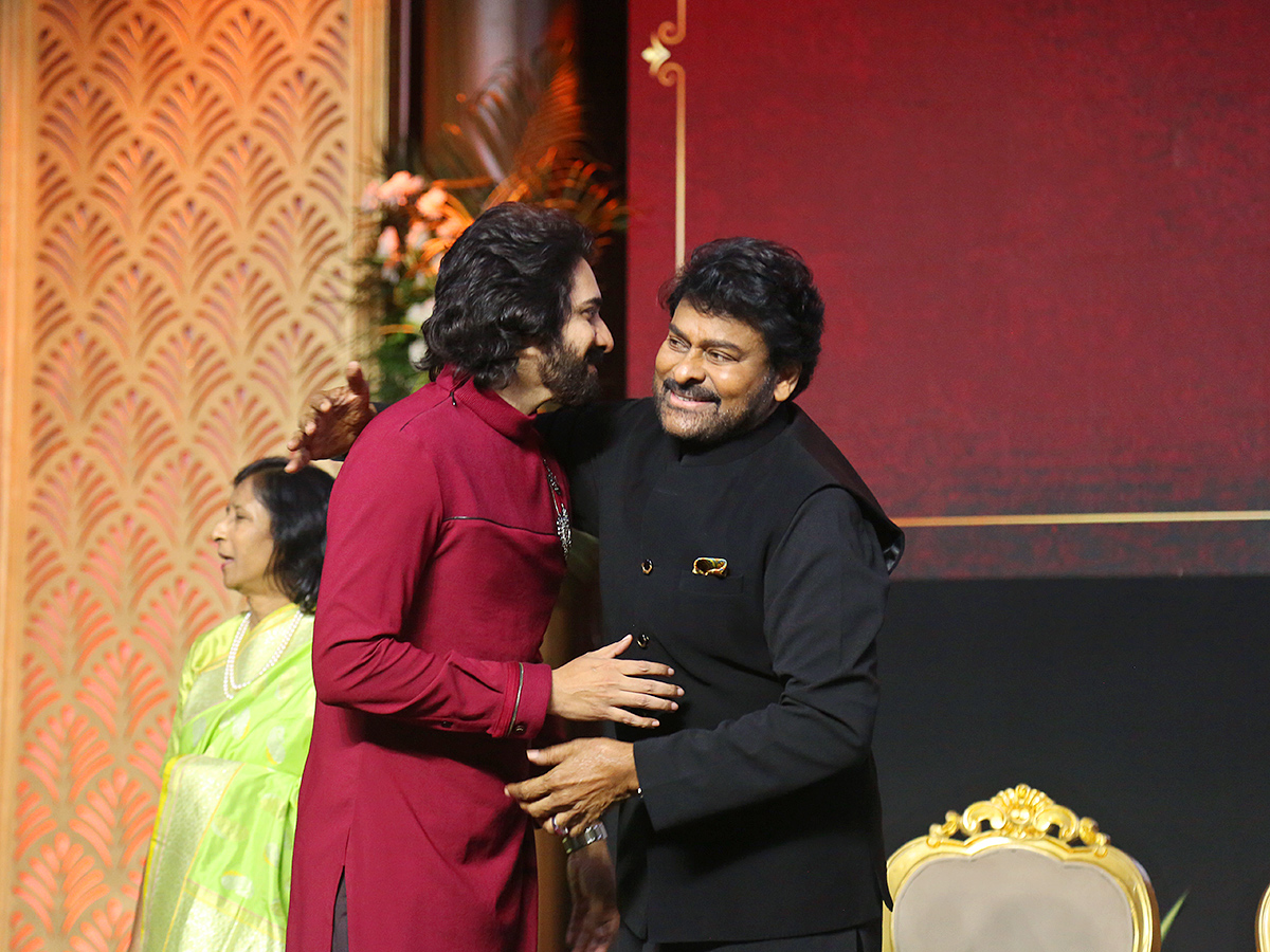 Amitabh Bachchan felicitated Chiranjeevi at ANR National Awards6