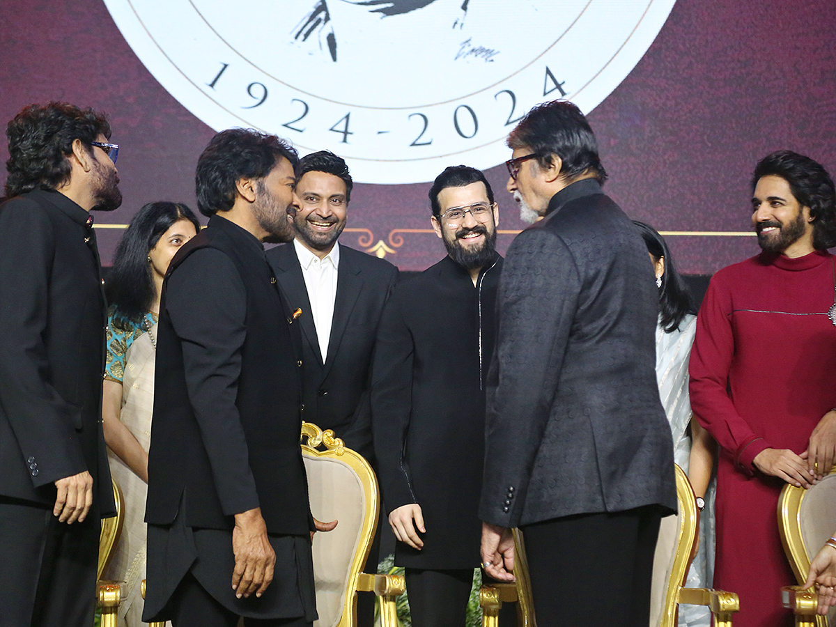 Amitabh Bachchan felicitated Chiranjeevi at ANR National Awards7