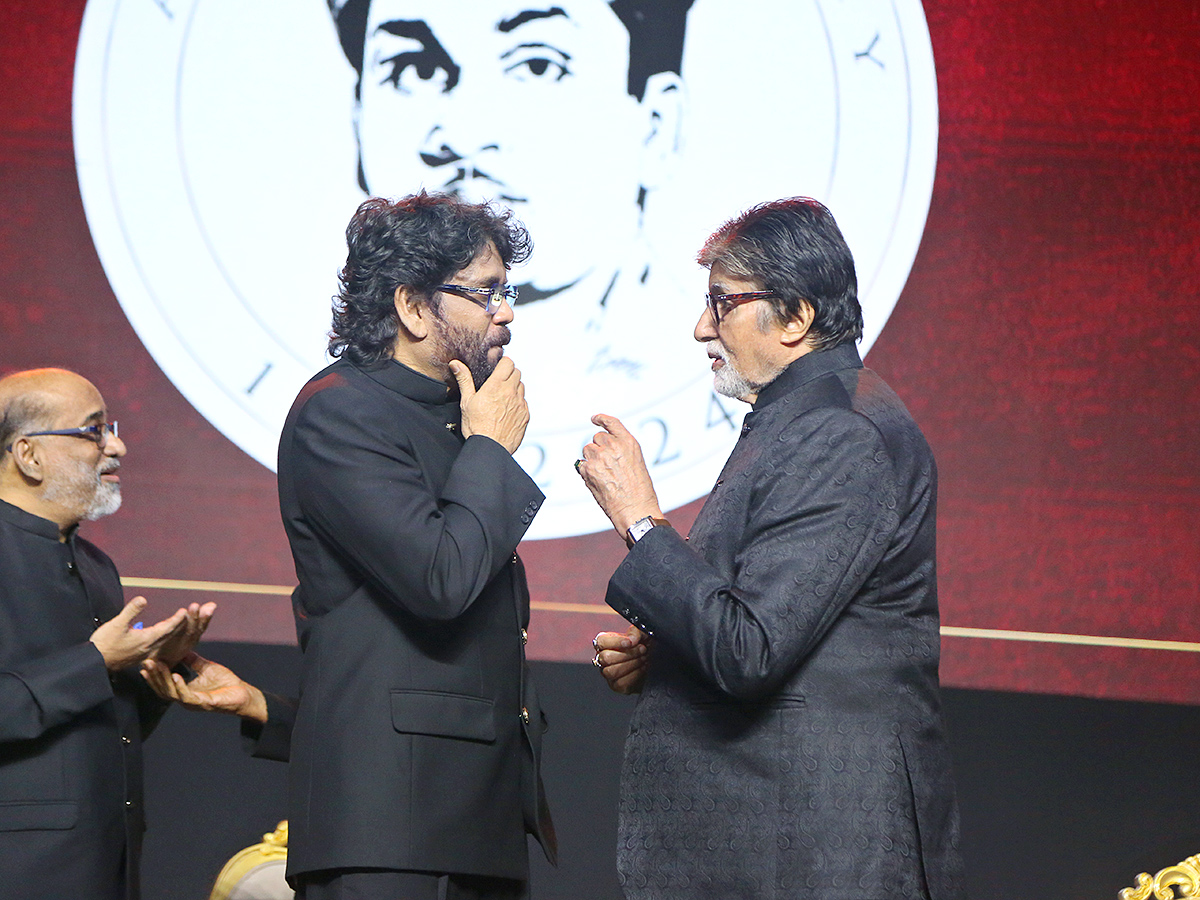 Amitabh Bachchan felicitated Chiranjeevi at ANR National Awards8