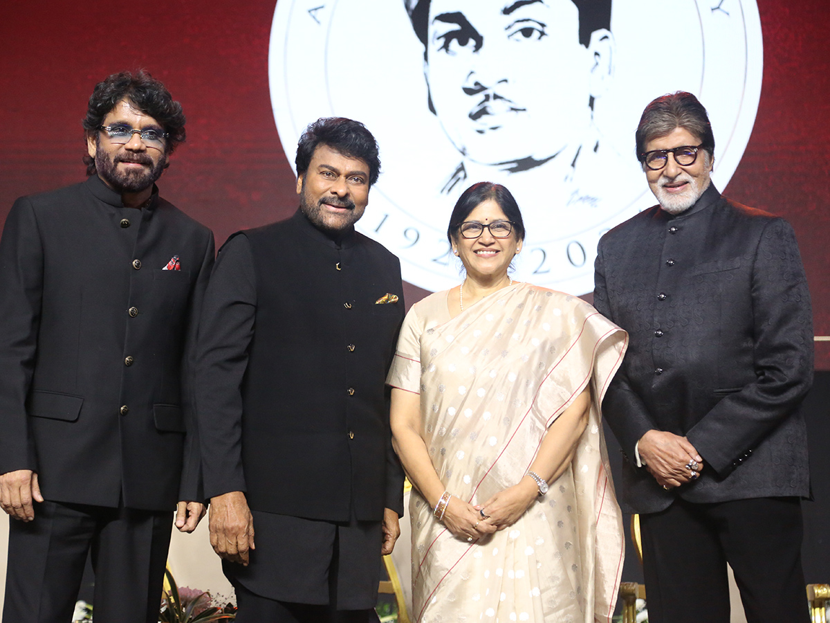 Amitabh Bachchan felicitated Chiranjeevi at ANR National Awards9