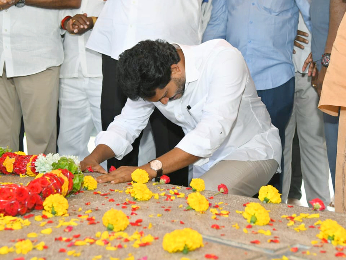 YS Jagan Pays Tribute To Dr YS Rajasekhara Reddy at YSR Ghat1