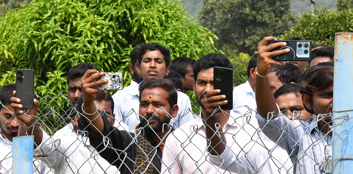 YS Jagan Pays Tribute To Dr YS Rajasekhara Reddy at YSR Ghat10