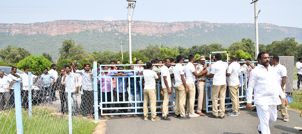 YS Jagan Pays Tribute To Dr YS Rajasekhara Reddy at YSR Ghat11