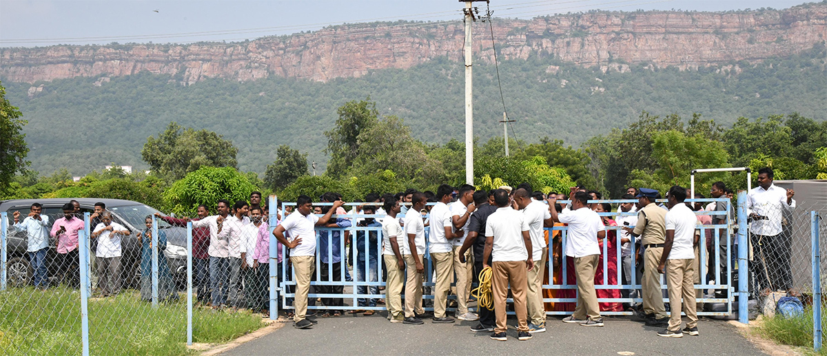 YS Jagan Pays Tribute To Dr YS Rajasekhara Reddy at YSR Ghat12