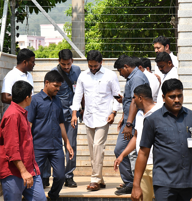 YS Jagan Pays Tribute To Dr YS Rajasekhara Reddy at YSR Ghat13