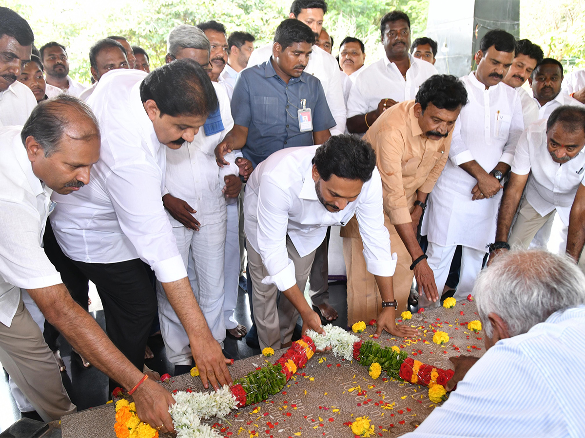 YS Jagan Pays Tribute To Dr YS Rajasekhara Reddy at YSR Ghat14