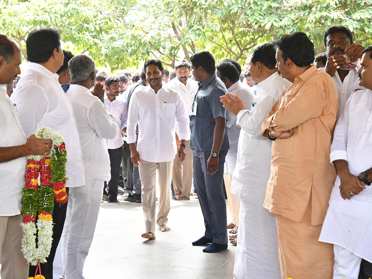 YS Jagan Pays Tribute To Dr YS Rajasekhara Reddy at YSR Ghat15