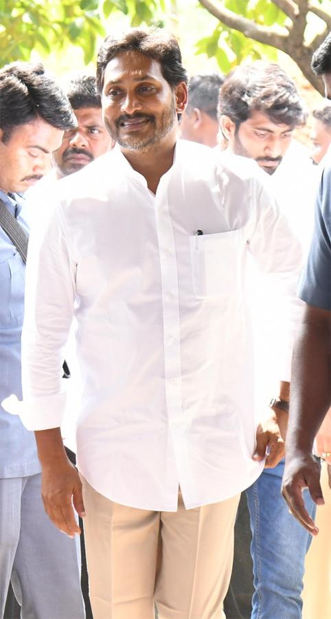 YS Jagan Pays Tribute To Dr YS Rajasekhara Reddy at YSR Ghat16