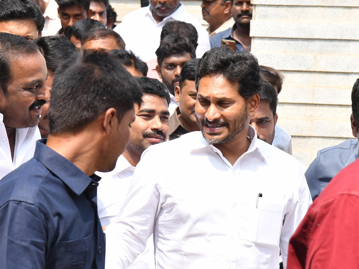 YS Jagan Pays Tribute To Dr YS Rajasekhara Reddy at YSR Ghat17