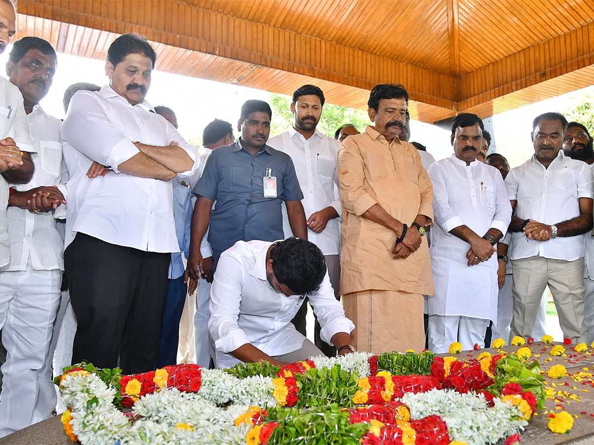 YS Jagan Pays Tribute To Dr YS Rajasekhara Reddy at YSR Ghat18