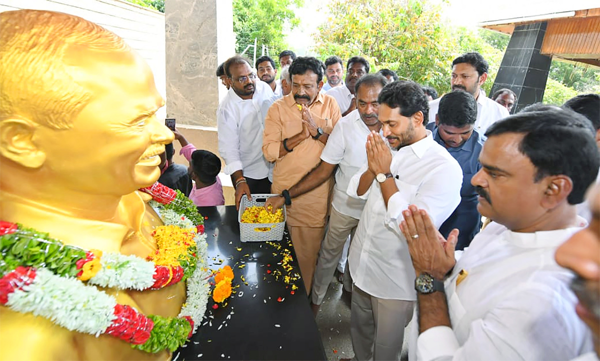 YS Jagan Pays Tribute To Dr YS Rajasekhara Reddy at YSR Ghat2