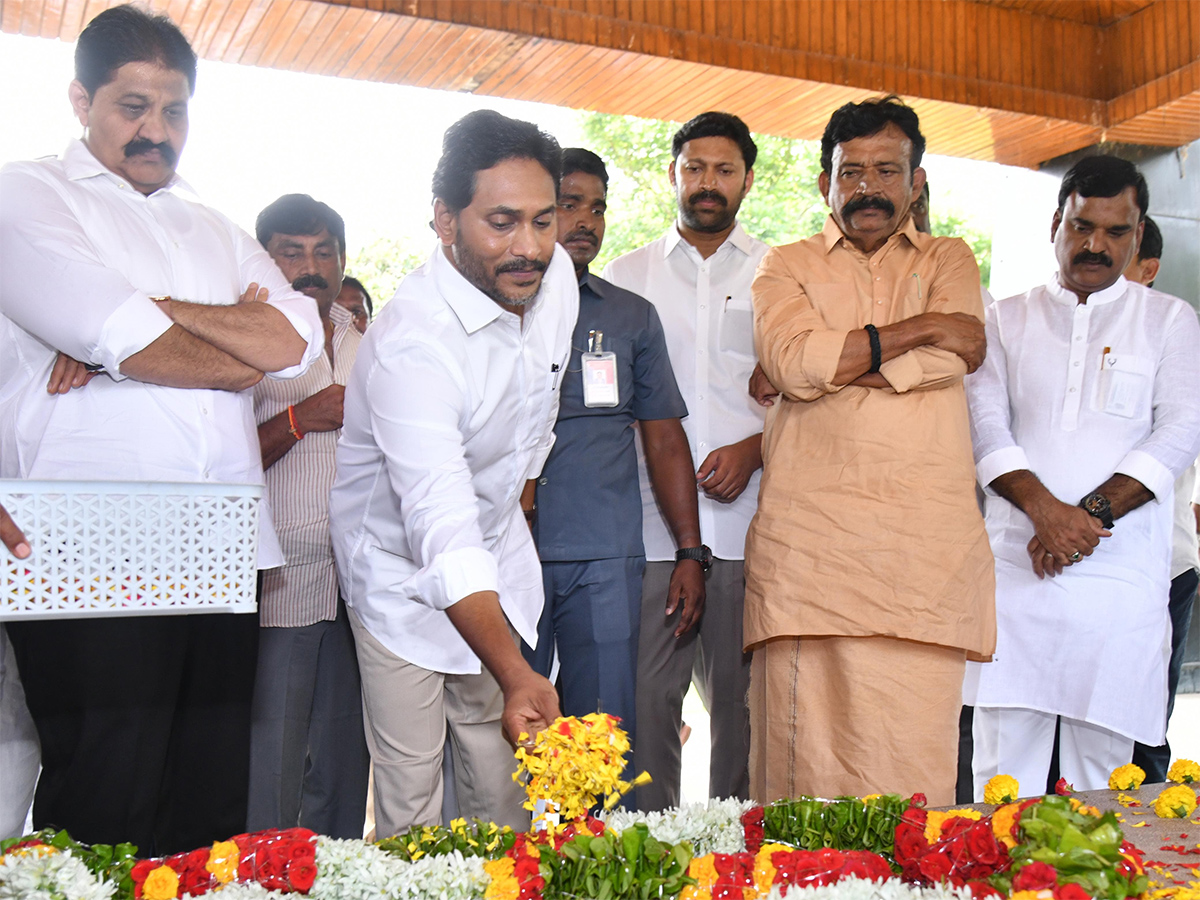 YS Jagan Pays Tribute To Dr YS Rajasekhara Reddy at YSR Ghat20