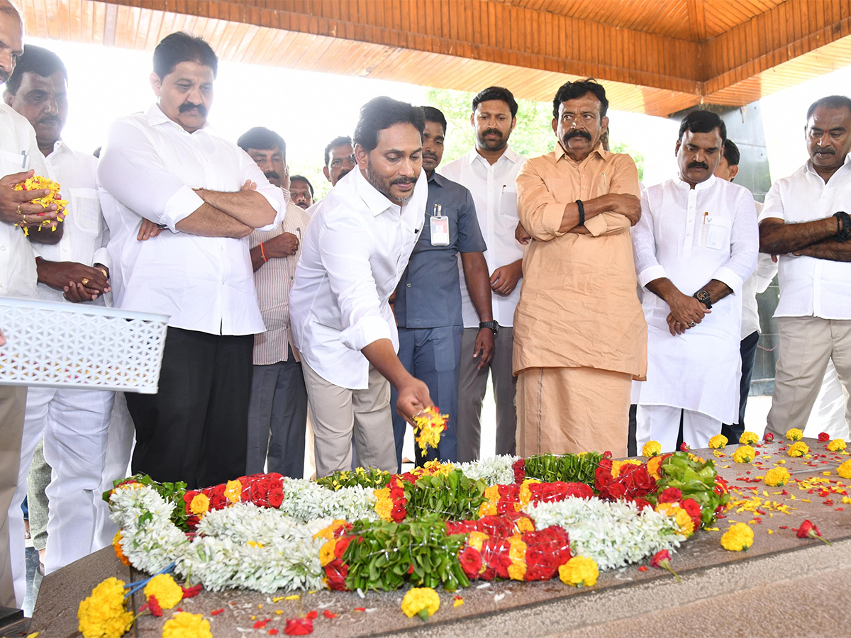 YS Jagan Pays Tribute To Dr YS Rajasekhara Reddy at YSR Ghat21