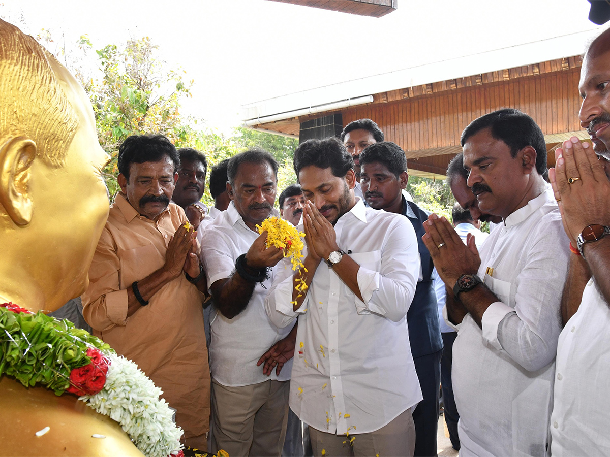 YS Jagan Pays Tribute To Dr YS Rajasekhara Reddy at YSR Ghat22