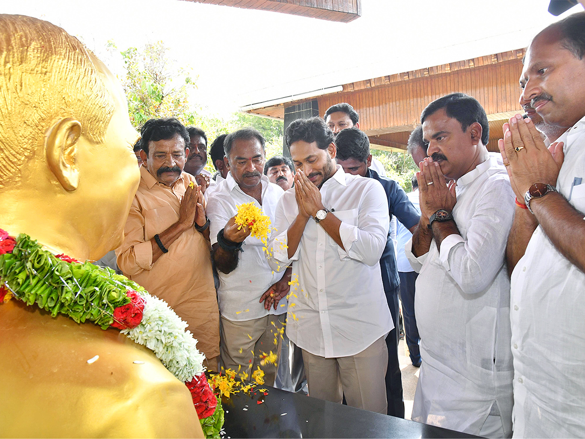 YS Jagan Pays Tribute To Dr YS Rajasekhara Reddy at YSR Ghat23